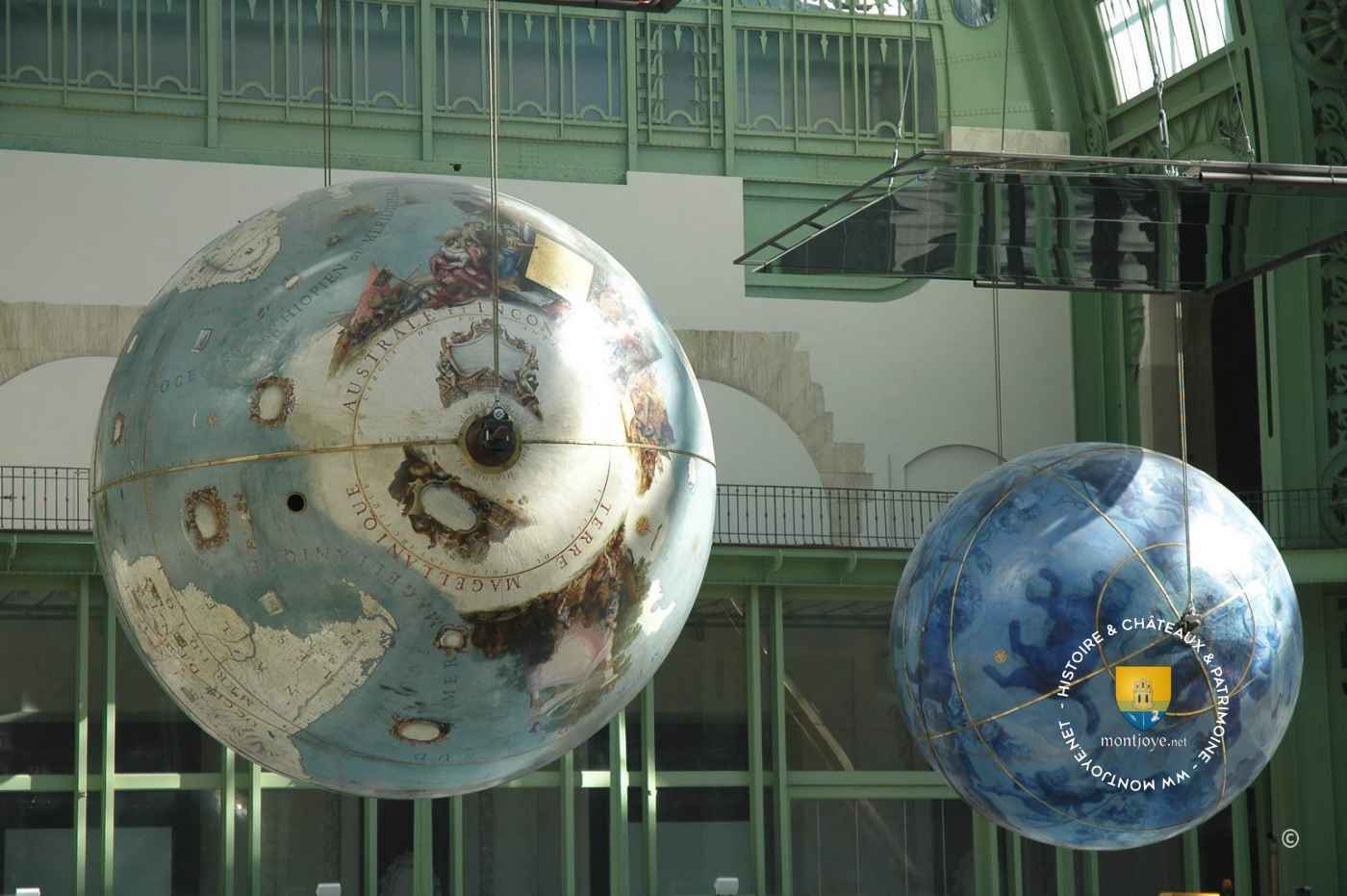 Ces deux globes de Coronelli étaient exposés dans les pavillons de Marly.