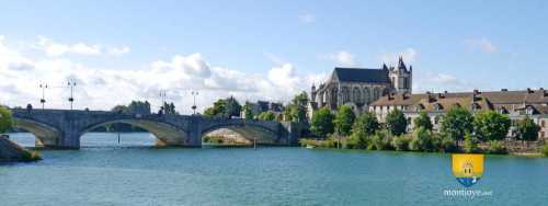 Pont de Monteau, au fond l&#039;église Notre Dame dans la ville de Montereau.