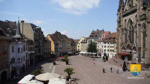 Place de la ville de Mulhouse, à droite l&#039;église Saint-Etienne et à gauche un Hôtel de 1418.