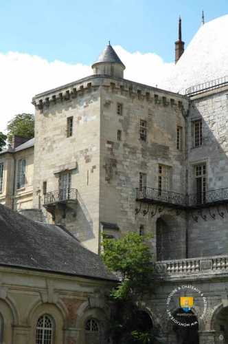 Tour carrée du château de la Roche-Guyon, la plus ancienne