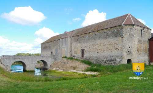 Pont du château d&#039;Esmans, reste des ouvertures de l&#039;ancien Pont Levis.