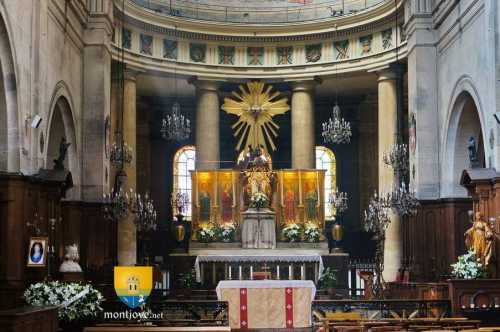 Choeur de l&#039;église et son autel.