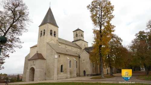 L&#039;église Saint-Vorles est une église romane dont la construction commença au Xe siècle.