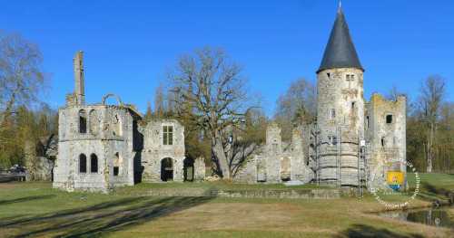 Sainte-Chapelle à gauche, au centre le Logis, puis la tour des Gardes ( tour ronde ) et enfin à l&#039;extrêmité le donjon.