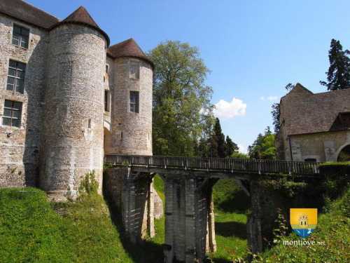 Donjon du château d&#039;Harcourt, reste des piles du pont-levis