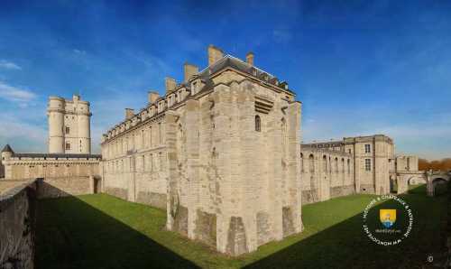 Château de Vincennes : sur la gauche le donjon, au centre le Pavillon dur roi, la Tour du Roi, et sur la droite avec le pont dormant la Tour du Bois et plus au fond  la Tour de la Reine.