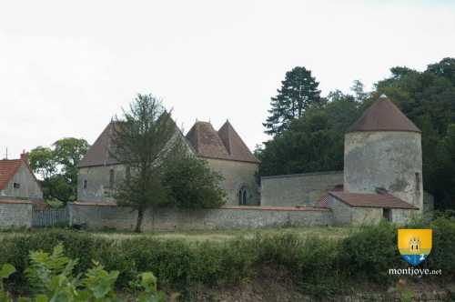Entrée défensive du château de Morlet, la chapelle au fond ( centre )