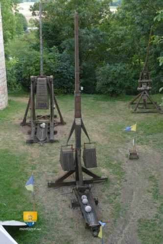 Couillard, mangonneau et trébuchet, qui sont des machines de siège médiéval