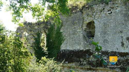 Ruine d&#039;une tour de la plate-forme Sud et la courtine