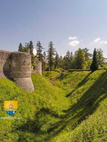Enceinte médiévale et fossé du château d&#039;Harcourt