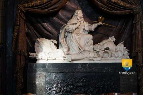 Jean II Casimir, roi de Pologne.
Le souverain présente à Dieu son sceptre et sa couronne.
Le mausolée est l&#039;œuvre de Gaspard Marsy (1624-1681) et de son frère Balthazar Marsy (1628-1674)