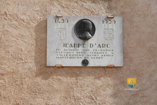 Jeanne d&#039;Arc en octobre 1429 séjourna pendant deux semaines à Villequiers alors appelé Montfaucon en Berry, plaque commémorative 1929