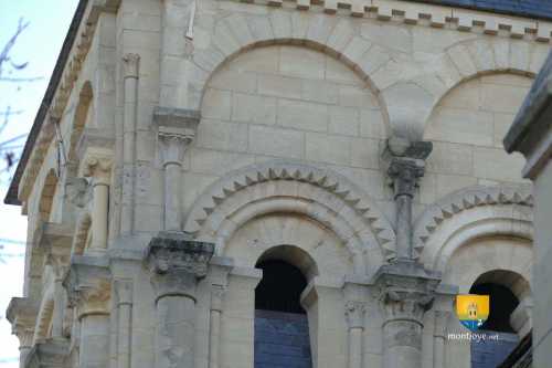détail de l&#039;église de Chatou, clocher du XIIe siècle