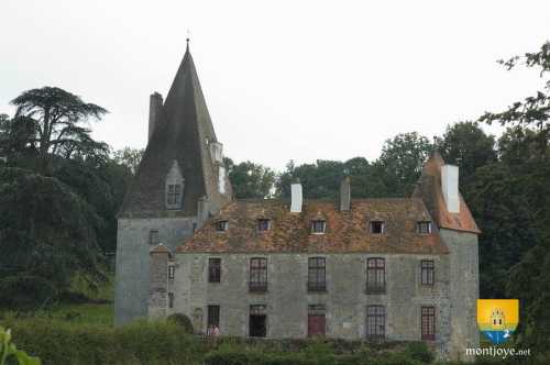 Château de Morlet, corps de logis, son &quot;donjon&quot; et sa tour défensive à l&#039;arrière.