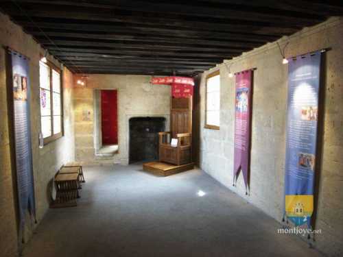 Chambre où se réunissait la cour de Jean sans Peur dans la tour, au fond la cheminée et une petite pièce avec latrine.