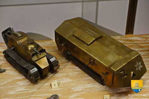 Chars Saint Chamont et FT17 de Renault, jouets de 1917 et 1916 de la première guerre mondiale.