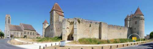 Entrée du château de Blandy-les-Tours, sur la gauche l&#039;église Saint-Maurice