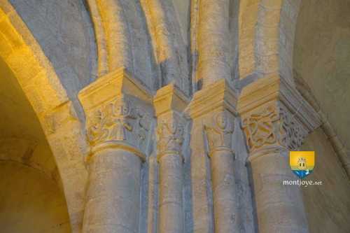 chapiteau historié  du XIIe, de l&#039;église Saint-Julien-de-Brioude de Marolles-en-Brie