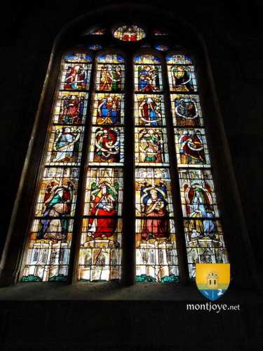 Credo Apostolique, 12 vitraux de la partie supérieure sont du XVe, les 4 parties inférieures sont du XIXe.