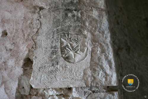 inscription qui rappel que le donjon fut occasionnellement utilisé comme prison