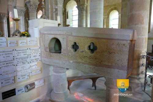 débredinoire, sarcophage contenant les reliques du saint, pourvu d&#039;un trou où l&#039;on passe la tête pour n&#039;être plus bredin ( esprit simple )