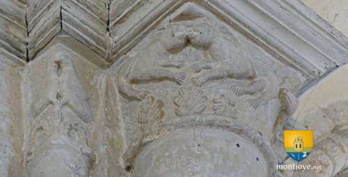 probablement deux pigeons sur la gauche et à droite monstres inconnus (? ),  l&#039;église Saint-Julien-de-Brioude de Marolles-en-Brie