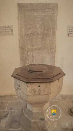 Pierre tombale d&#039;un des fils d&#039;une des marraines de Jeanne ( famille Thiécelin ), cuve baptismale où Jeanne aurait été baptisée.