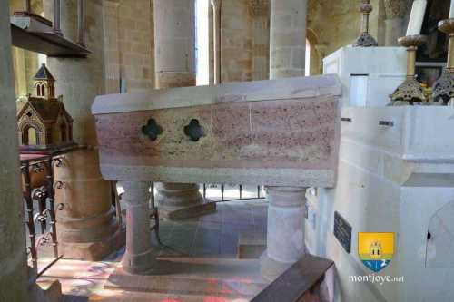 débredinoire, sarcophage contenant les reliques du saint,