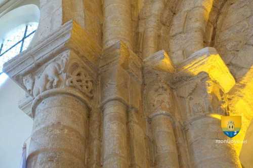 chapiteau historié, un lion et un personnage, de l&#039;église Saint-Julien-de-Brioude de Marolles-en-Brie