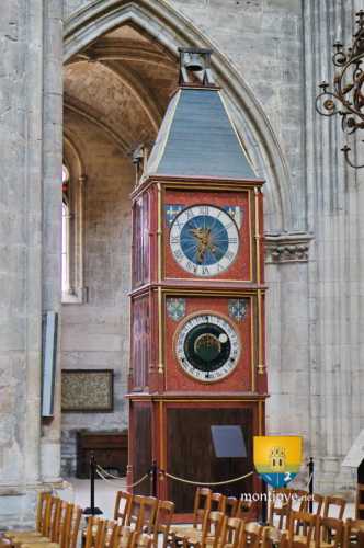L&#039;horloge astronomique de Bourges a été construite à l&#039;occasion du baptême du dauphin Louis futur Louis XI par le chanoine et mathématicien Jean Fusoris au XVe. Elle est toujours en état de fonctionnement.