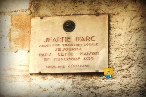 Jeanne d&#039;Arc selon une tradition loale séjourna dans cette maison en novembre 1429 - cinquieme centenaire
