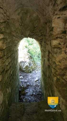 intérieur du châtelet d&#039;entrée du château de guainville