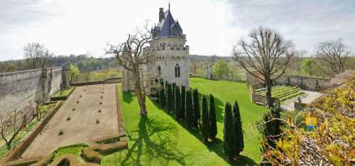 Chapelle et cour intérieure du château de Vez, hauts de France, Oise