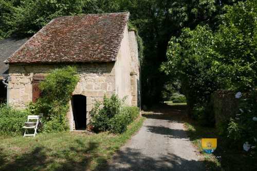 Entrée du château de Villequiers, la petite maisonnette est également une maison privée