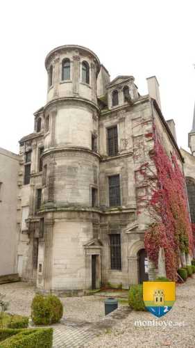L&#039;Hôtel Philandrier, hôtel particulier de style Renaissance, abritait l&#039;ancien musée archéologique. Aujourd&#039;hui il est utilisé en office de tourisme.