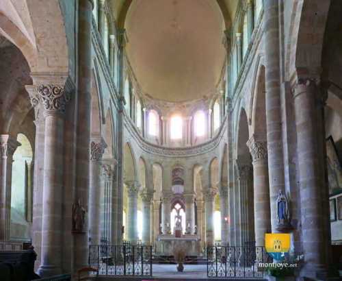Choeur et autel de l&#039;église Saint-Menoux
