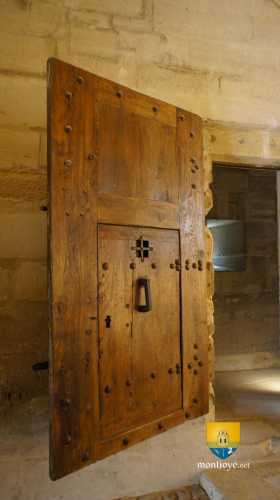 porte de la prison du temple dans le donjon de vincennes