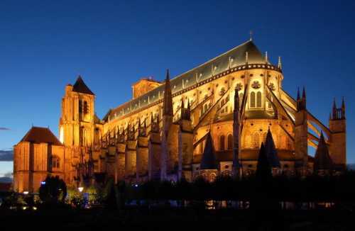 Cathédrale de Bourges, photo prise par Wladyslaw Sojka et distribuée librement sur Wikipédia, la photo est tellement belle que je l&#039;ai mise sur montjoye.net.