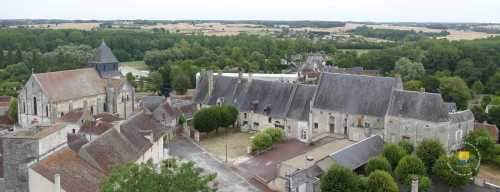 Village Châtillon sur Indre , église Notre-Dame et les communs