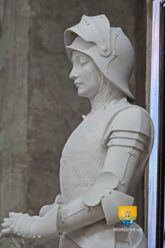 Statue de Jeanne d&#039;Arc copie de l&#039;originale dans la Cathédrale de Reims