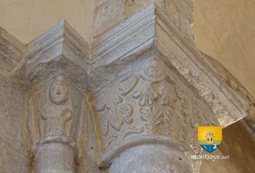 chapiteau du XIIe, de l&#039;église Saint-Julien-un personnage et des plantes