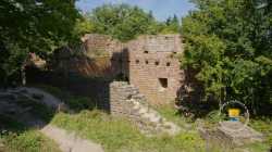 Ancien logis, vestige d'une cheminée ( en haut ) Logis Salle De Garde