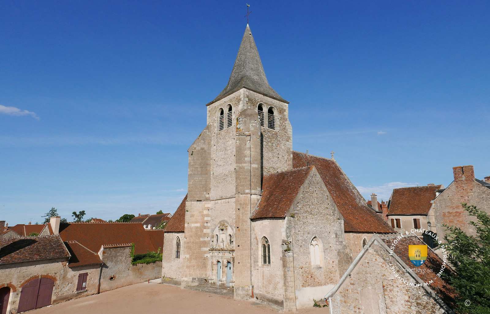 Eglise Saint-Etienne Ainay-le-Chateau.