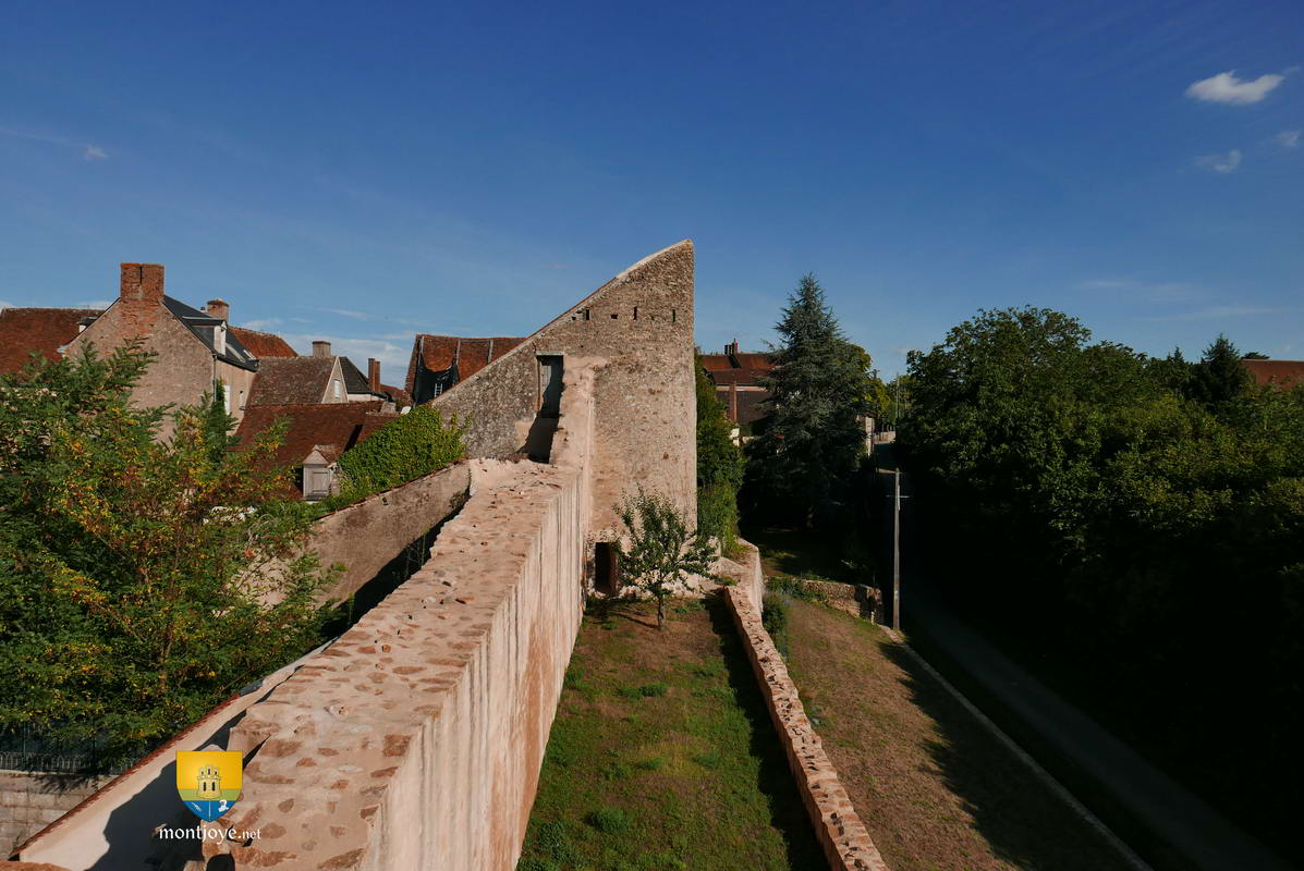 Remparts et fortifications Ainay le Château