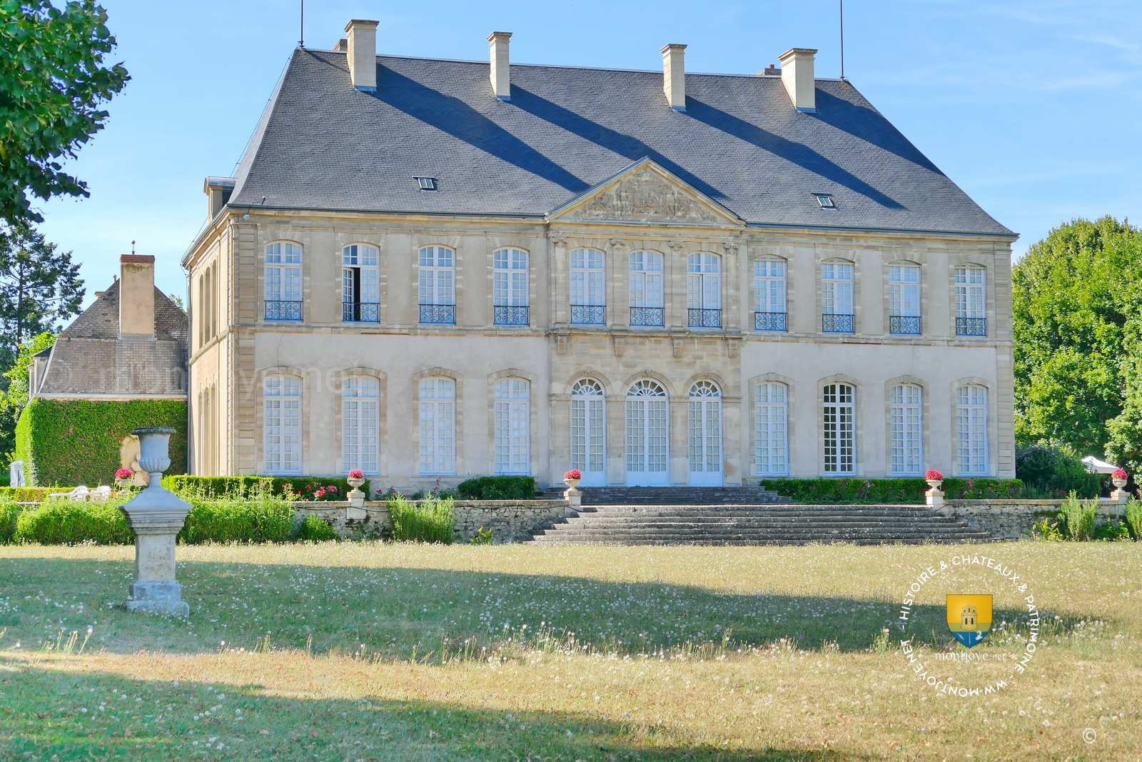 Château de Douzon, à Etroussat