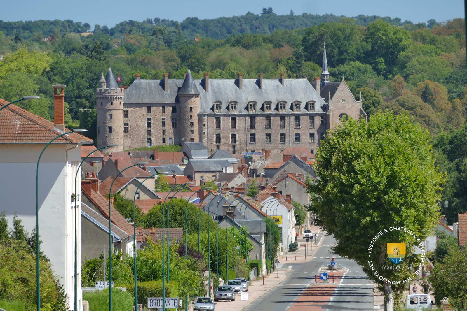 le village de Lapalisse et son château