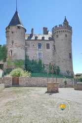 Facade Du Chateau Avec Son Puits