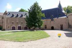 Cour Interieure Ainay Le Vieil