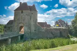 Grand Cour Maison Forte Mornay Entree Chateau Medieval Du Cher
