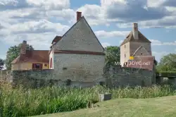 Grand Cour Maison Forte Mornay Vue